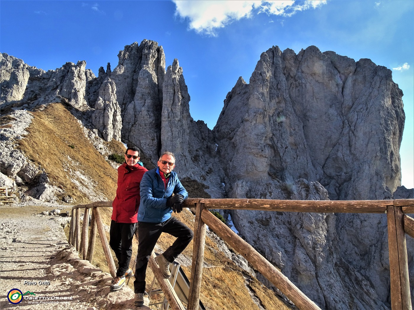 39 Al Rif. Rosalba (1730 m) spazzati dal vento e con da sfondo la Torre Cecilia.JPG